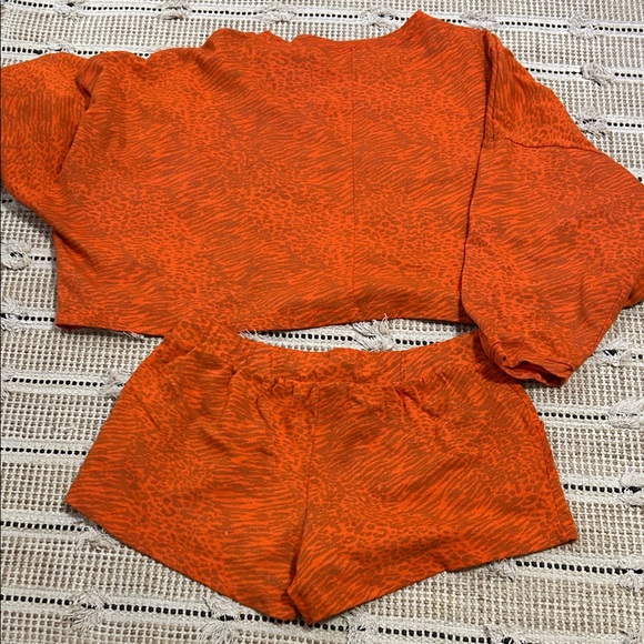 Vibrant Orange Patterned Women's Sweatshirt and Shorts Set - Picture 7 of 8